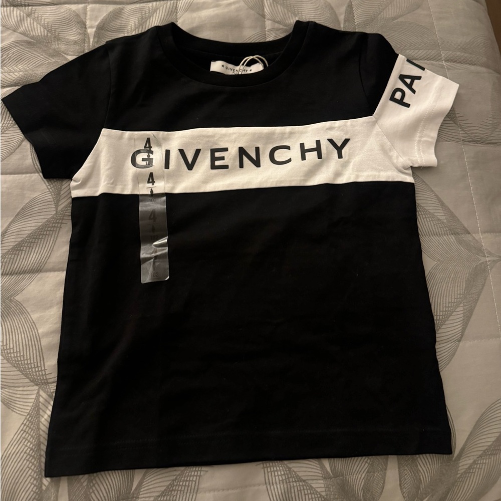 Givenchy kids short sleeve t-shirt size 4 NWT